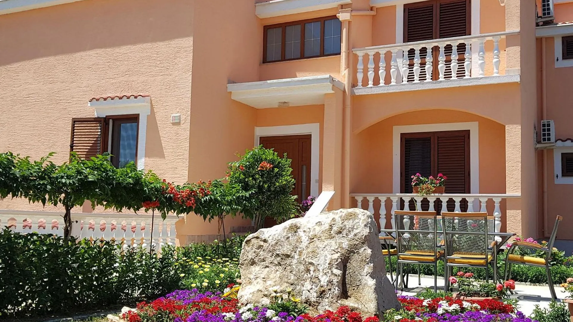 Spacious Apartment With Garden Vrsi
