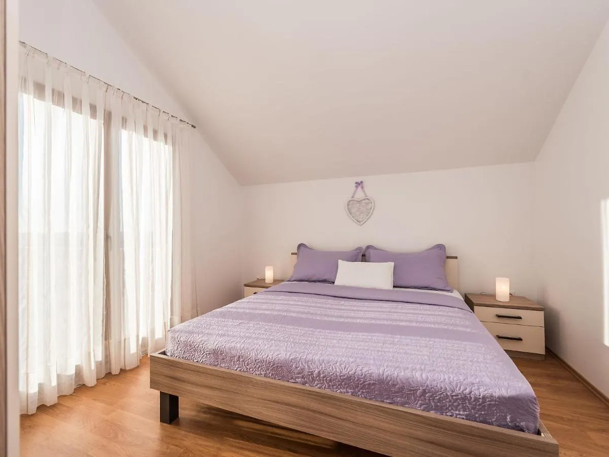 Spacious Apartment With Garden Vrsi