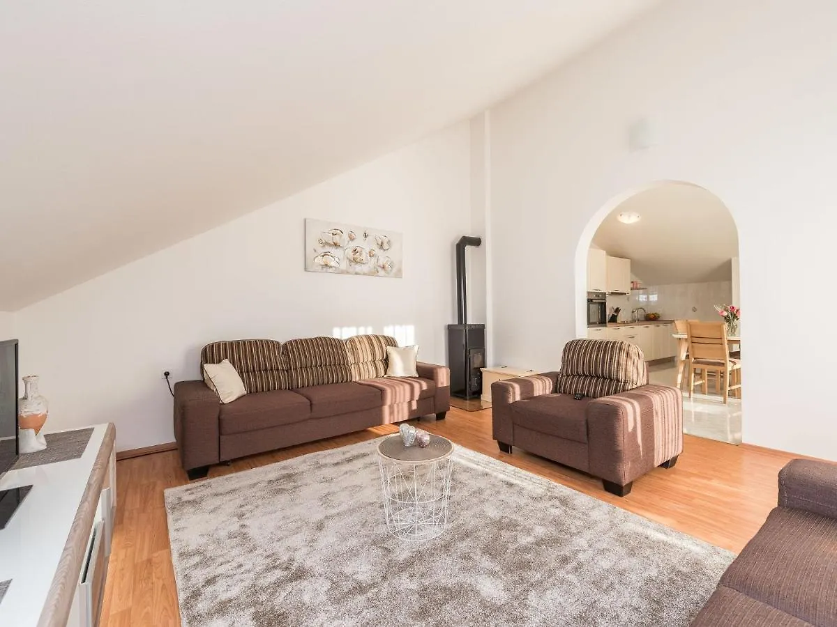 Spacious Apartment With Garden Vrsi