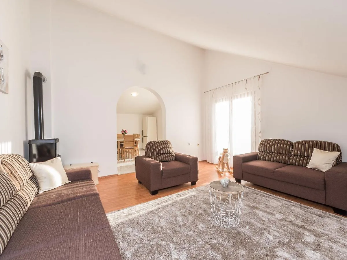 Spacious Apartment With Garden Vrsi
