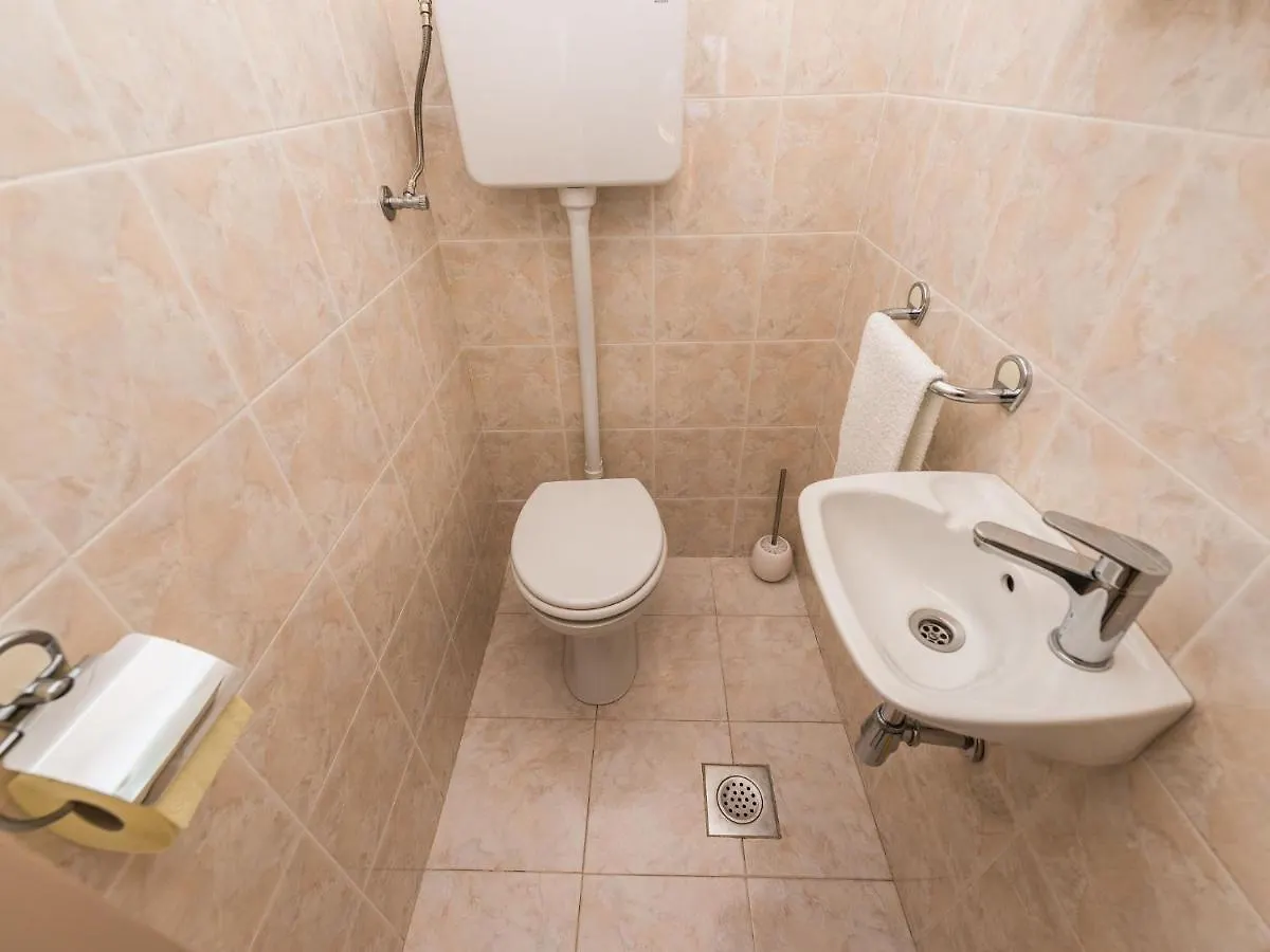 Spacious Apartment With Garden Vrsi