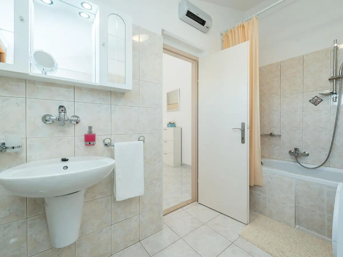 Spacious Apartment With Garden Vrsi