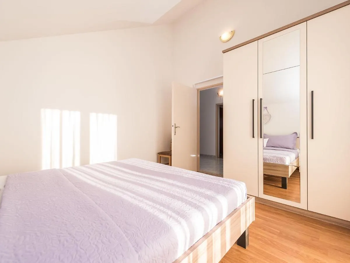 Spacious Apartment With Garden Vrsi