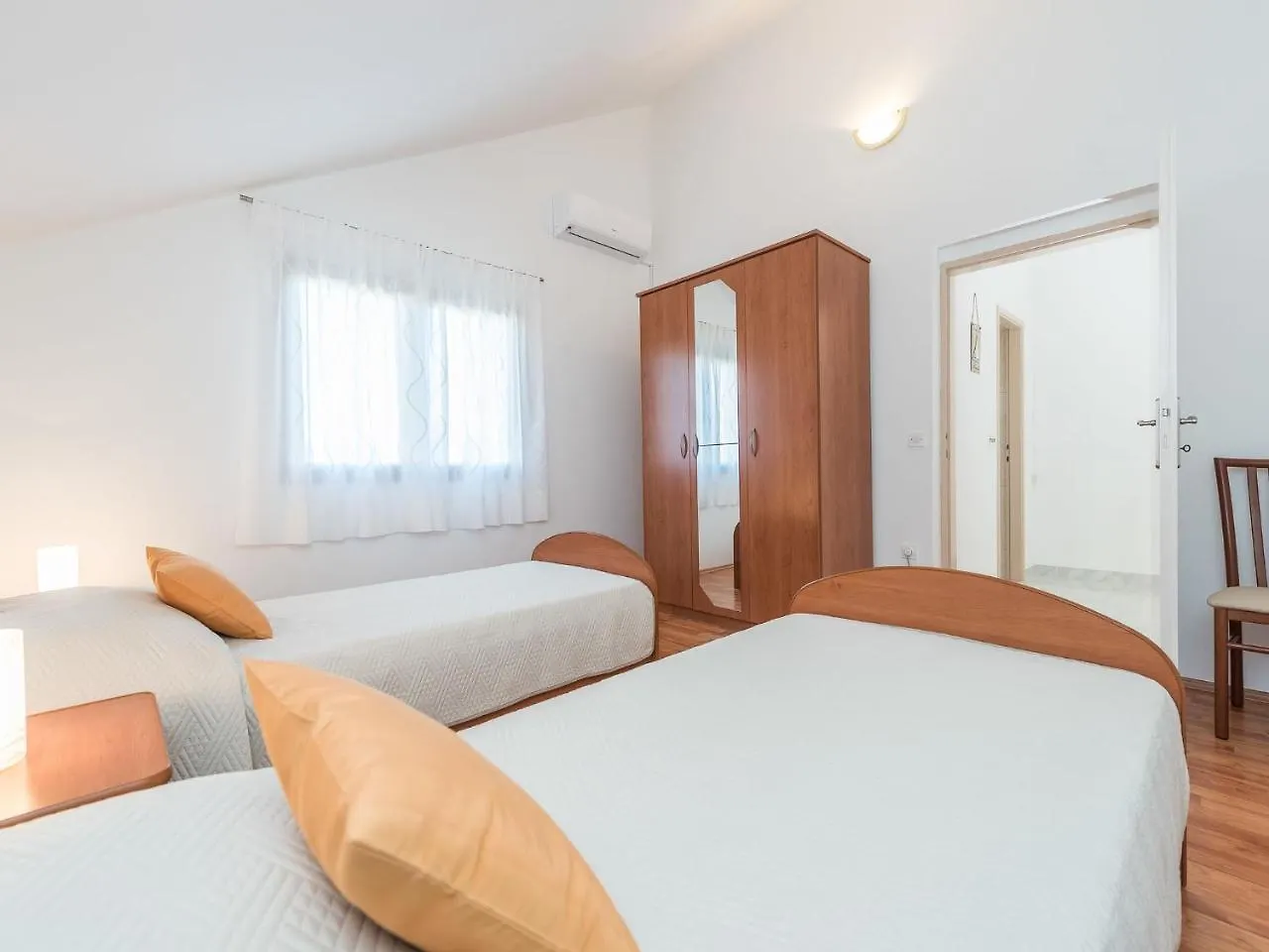 Spacious Apartment With Garden Vrsi